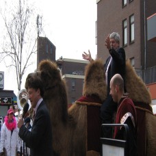 Wethouder op kameel