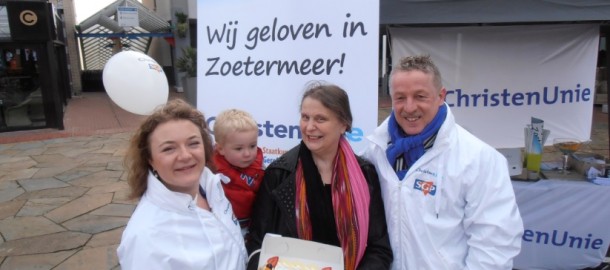 Mevrouw Eikelenboom wint CU-SGP taart (15-03-2014)