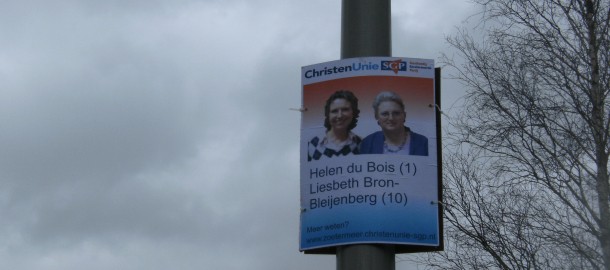 campagne Helen en Liesbeth bij kerk